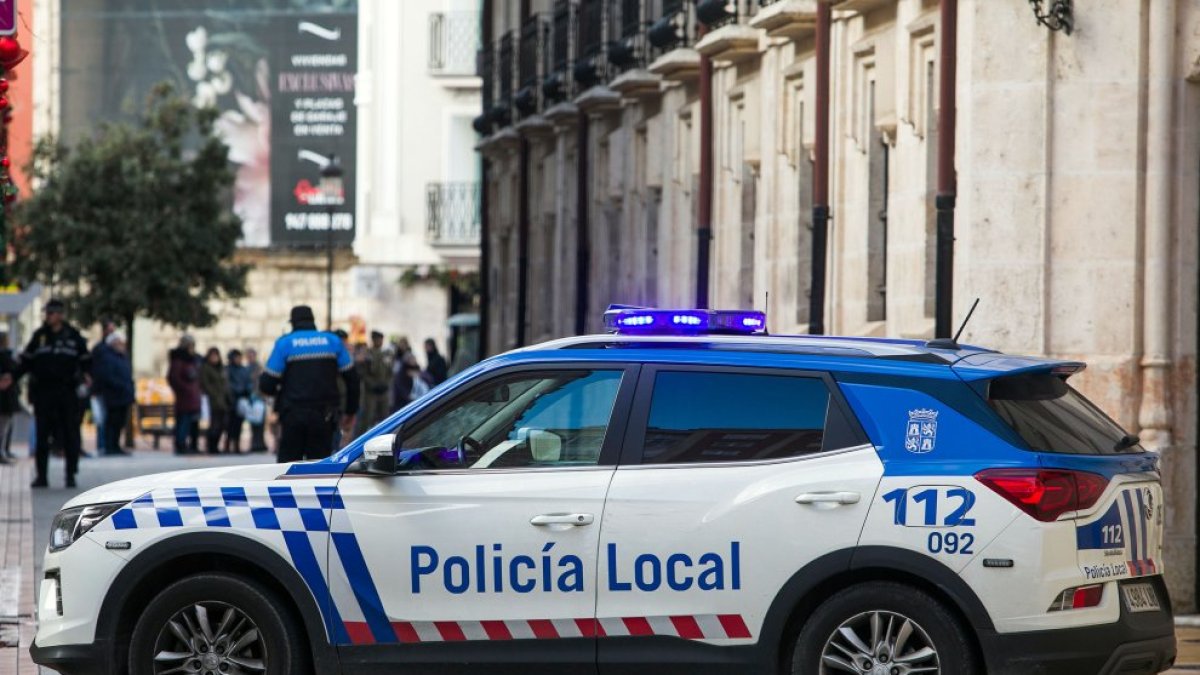 Un vehículo de la Policía Local apostado en el centro de la ciudad.