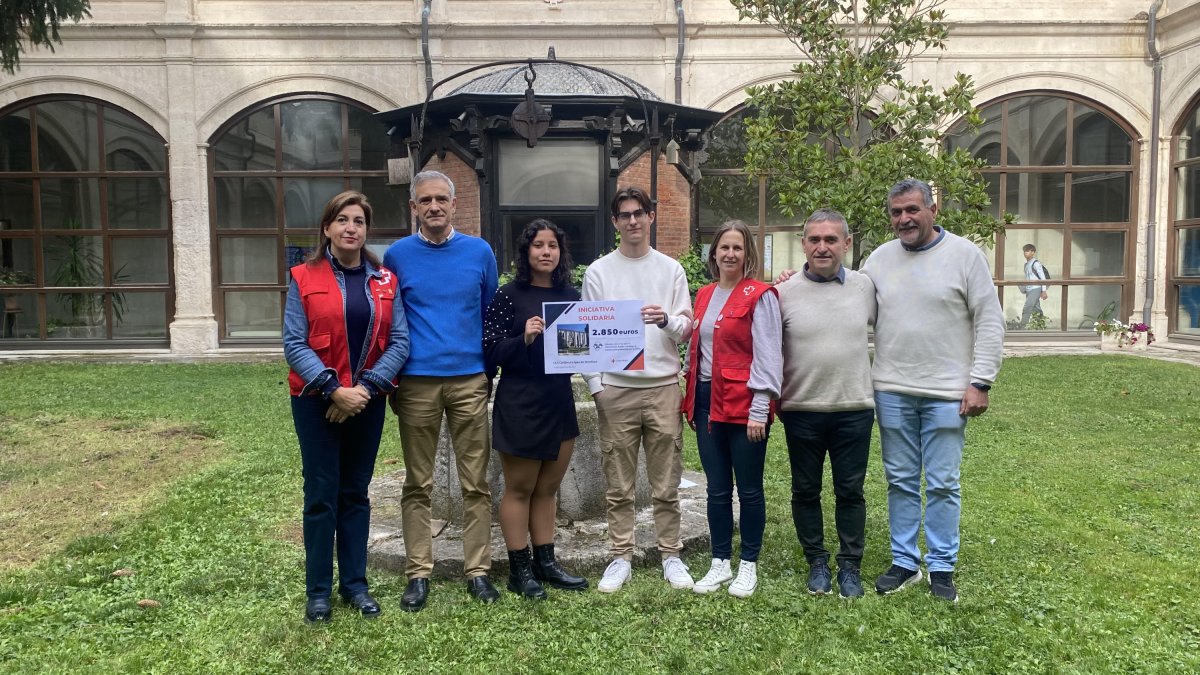 Representantes de la comunidad educativa del IES López de Mendoza entregan la recaudación a integrantes de Cruz Roja Juventud.