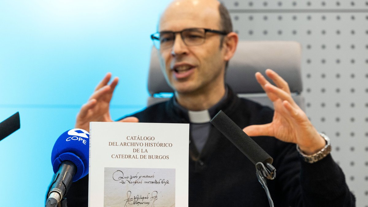 Entre los legajos, una petición de Felipe Bigarny con firma incluida que es la portada del libro en el que se registran más de 2.000 peticiones al Cabildo de la Catedral.