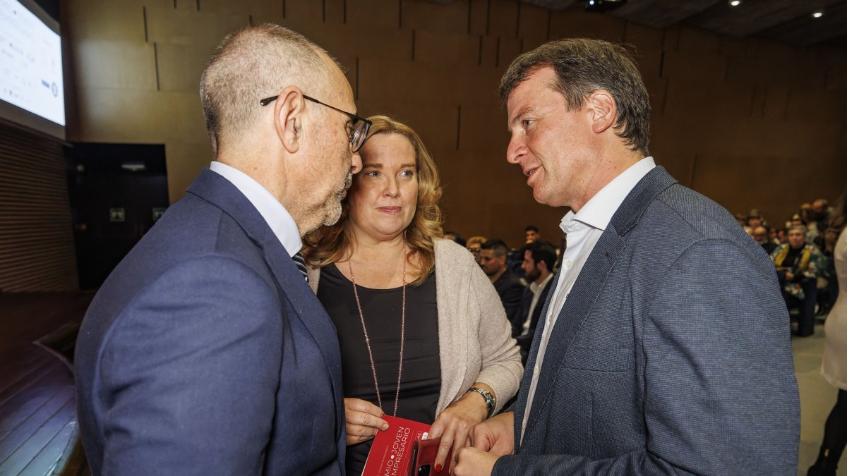 El vicealcalde y la alcaldesa coincidieron anoche en la entrega de los premios AJE junto a los presidentes provinciales de Vox y PP, Iñaki Sicilia y Borja Suárez.