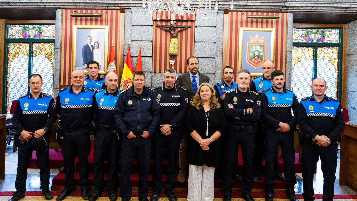 Los primeros agentes desplazados a Valencia posan con la alcaldesa de Burgos, Cristina Ayala, y el concejal de Seguridad Ciudadana, Ignacio Peña.