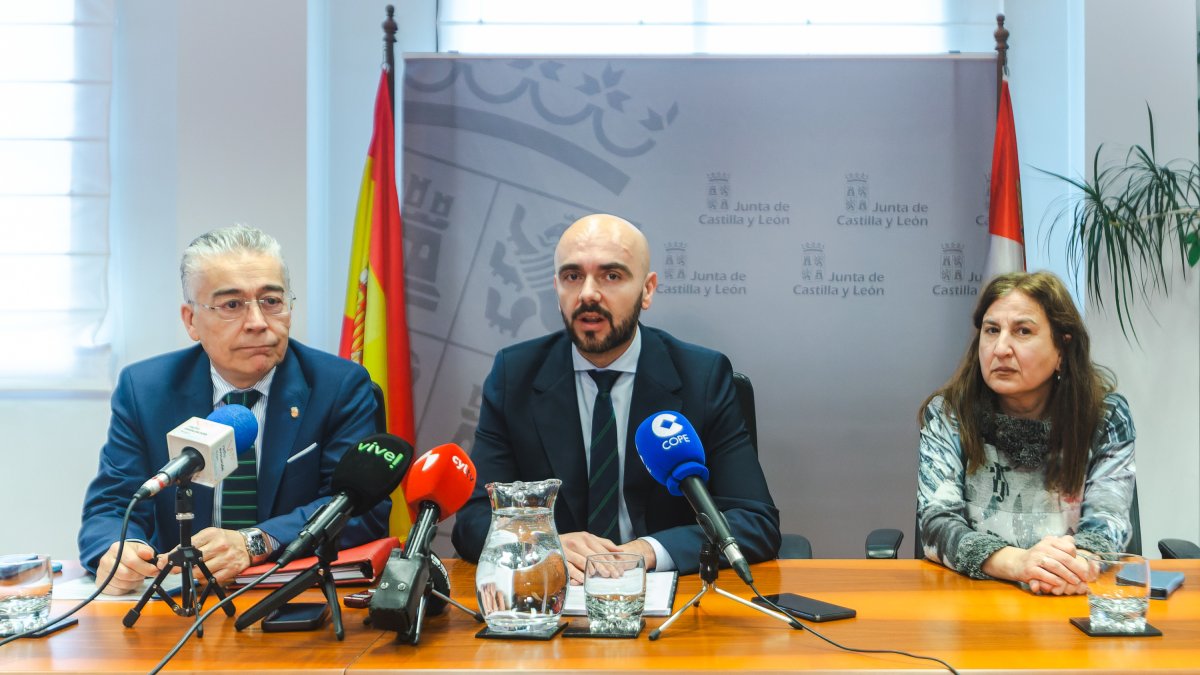 El director general de Calidad e Infraestructuras Sanitarias, Álvaro Muñoz Galindo, flanqueado por el Delegado de la Junta, Roberto Sáiz, y la Gerente de Salud de Área, Marta Puente.