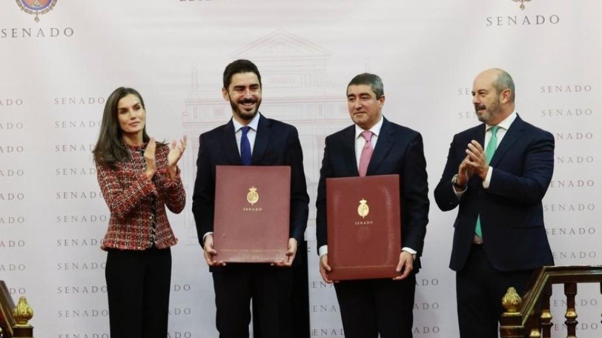 La Reina Letizia, Juanma Lamet, Pablo Lago y Pedro Rollán, en la entrega de los premios Luis Carandell en el Senado.