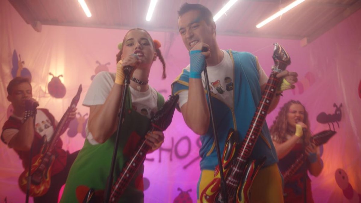 Los cuatro componentes del grupo Sopa Risa, en uno de sus vídeos musicales, que cuentan con miles de visualizaciones.