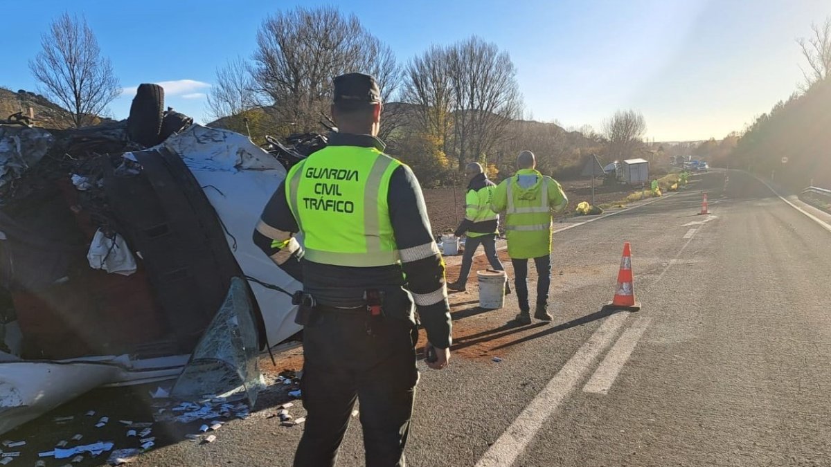 Una fallecida y tres heridos tras chocar un camión y una furgoneta en Pedrosa de Valdelucio.