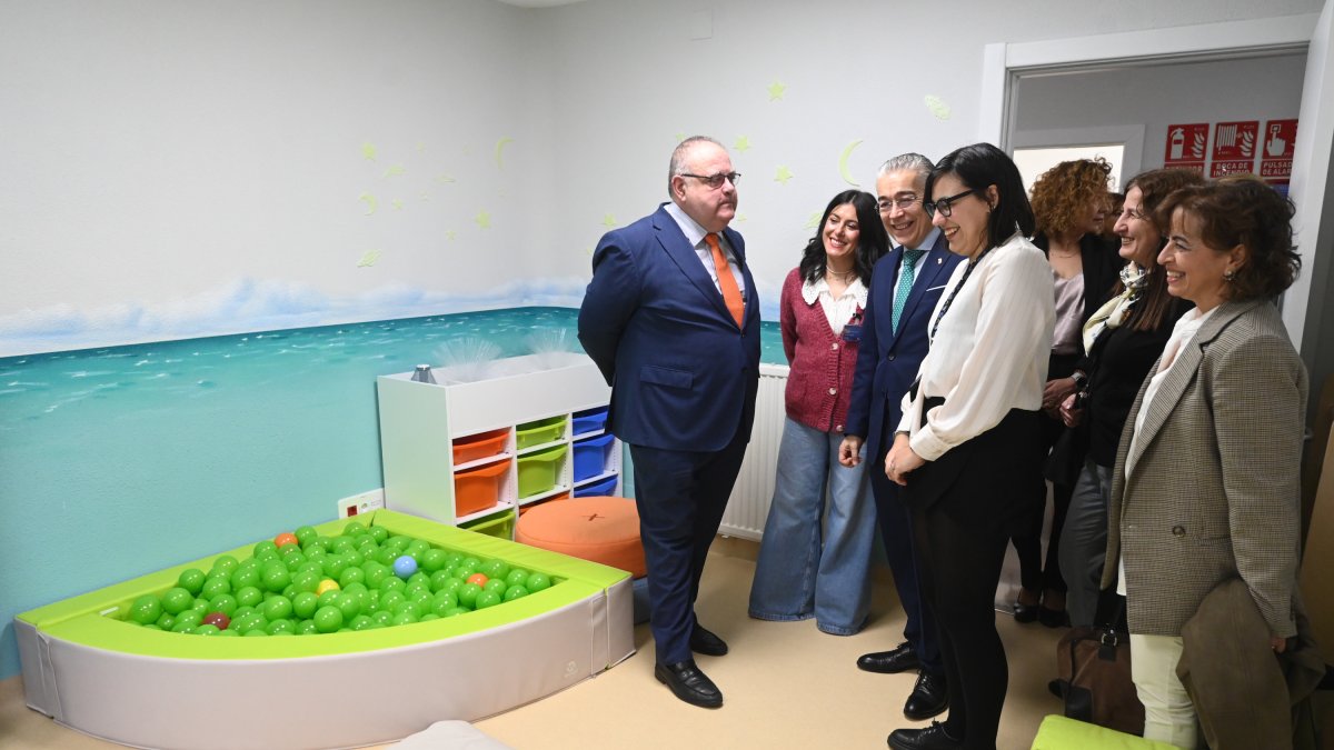 El consejero de Sanidad, Alejandro Vázquez, visita la Unidad Infantojuvenil del Complejo Asistencial de Burgos