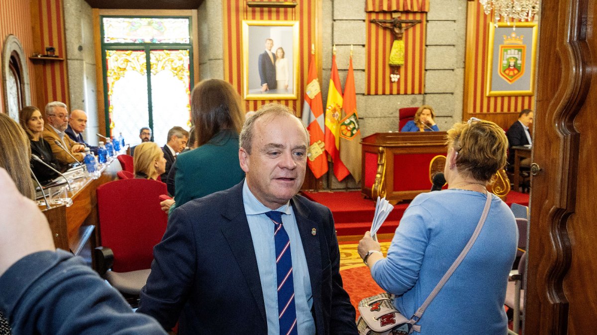 Fernando Martínez Acitores abandona el Salón de Plenos del Ayuntamiento de Burgos.