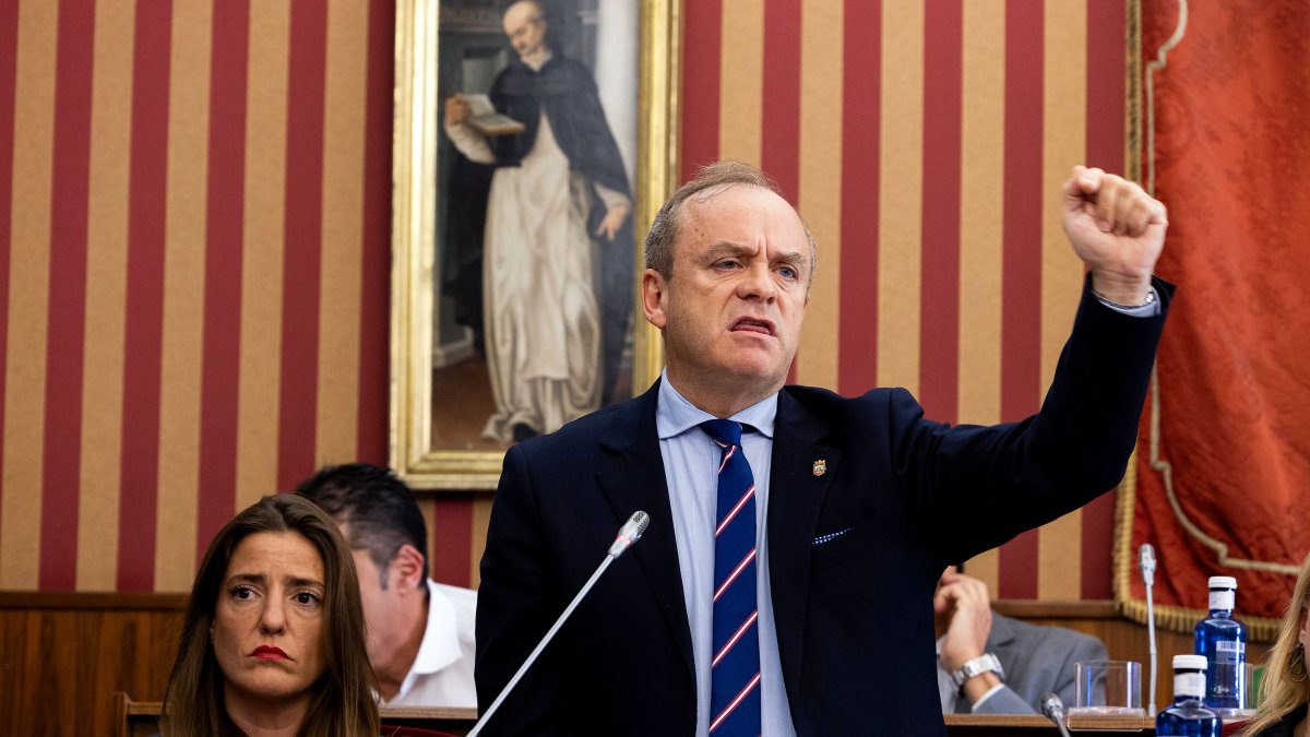 Fernando Martínez-Acitores se puso en pie para la que fue una de sus últimas intervenciones como vicealcalde de Burgos.
