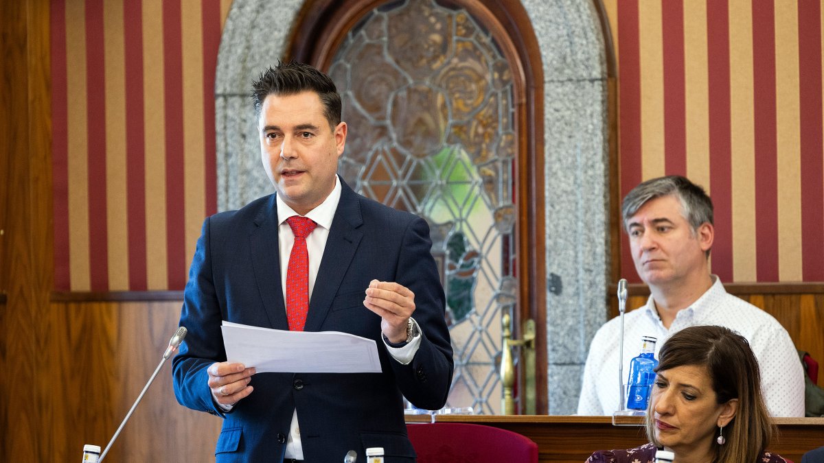 Daniel de la Rosa, portavoz socialista, durante  el Pleno de noviembre del Ayuntamiento de Burgos.