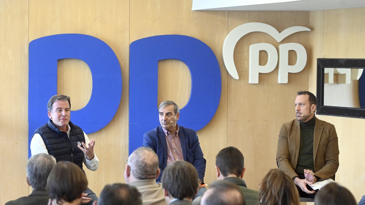 El consejero de Movilidad, José Luis Sanz, el presidente provincial de los populares, Borja Suárez, y el portavoz del PP en la Comisión de Transportes del Congreso de los Diputados, Héctor Palencia, participan en un acto bajo el título Los recortes de Sánchez al transporte público en la provincia de Burgos