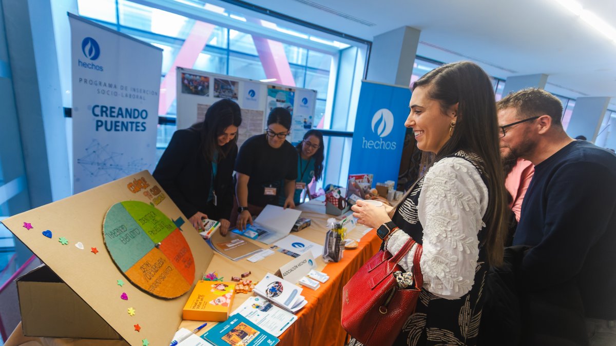 La portavoz municipal del PP, Andrea Ballesteros, en la Feria Intercultural.