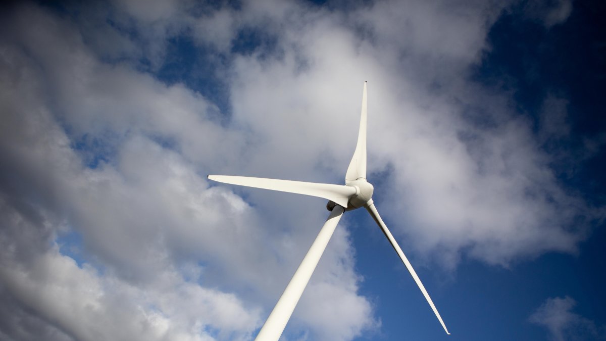 Archivo - Un aerogenerador en el parque eólico de Vilachá, a 15 de marzo de 2024, en Lugo, Galicia (España).