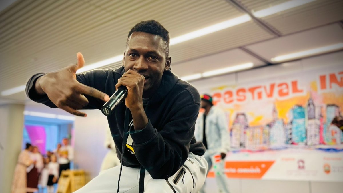 DRC, cantante de rap oriundo de Mali, en el Festival Intercultural de Burgos.