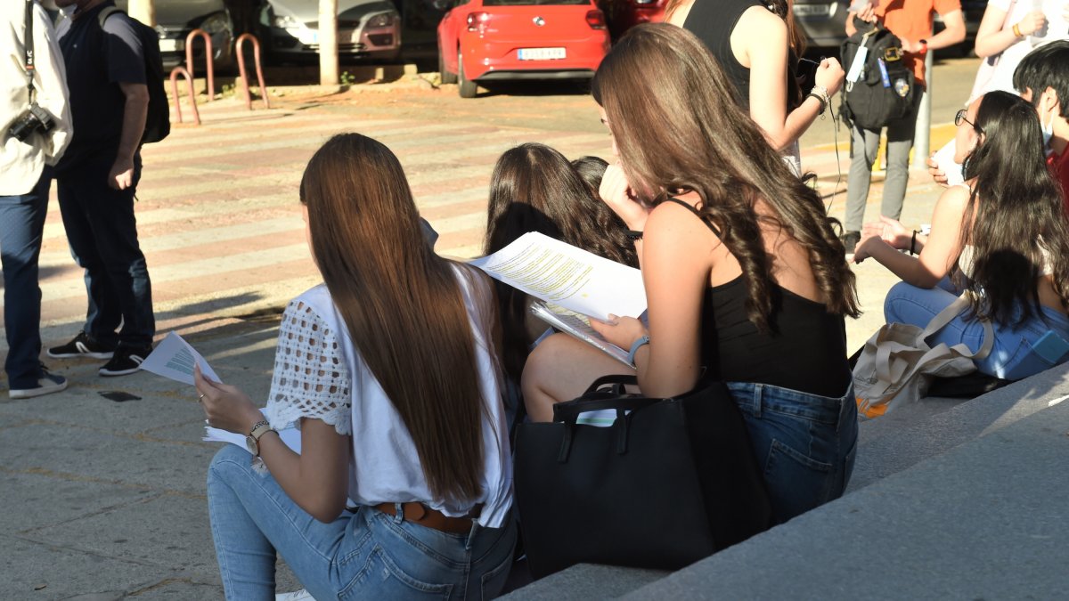 Archivo - Dos chicas repasan los apuntes en la universidad.