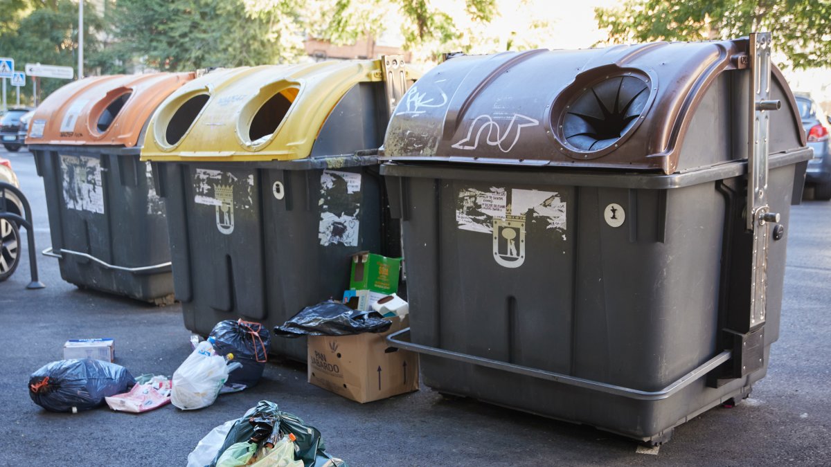 Archivo - Varios contenedores llenos de bolsas con comida, a 17 de agosto de 2023, en Madrid (España).