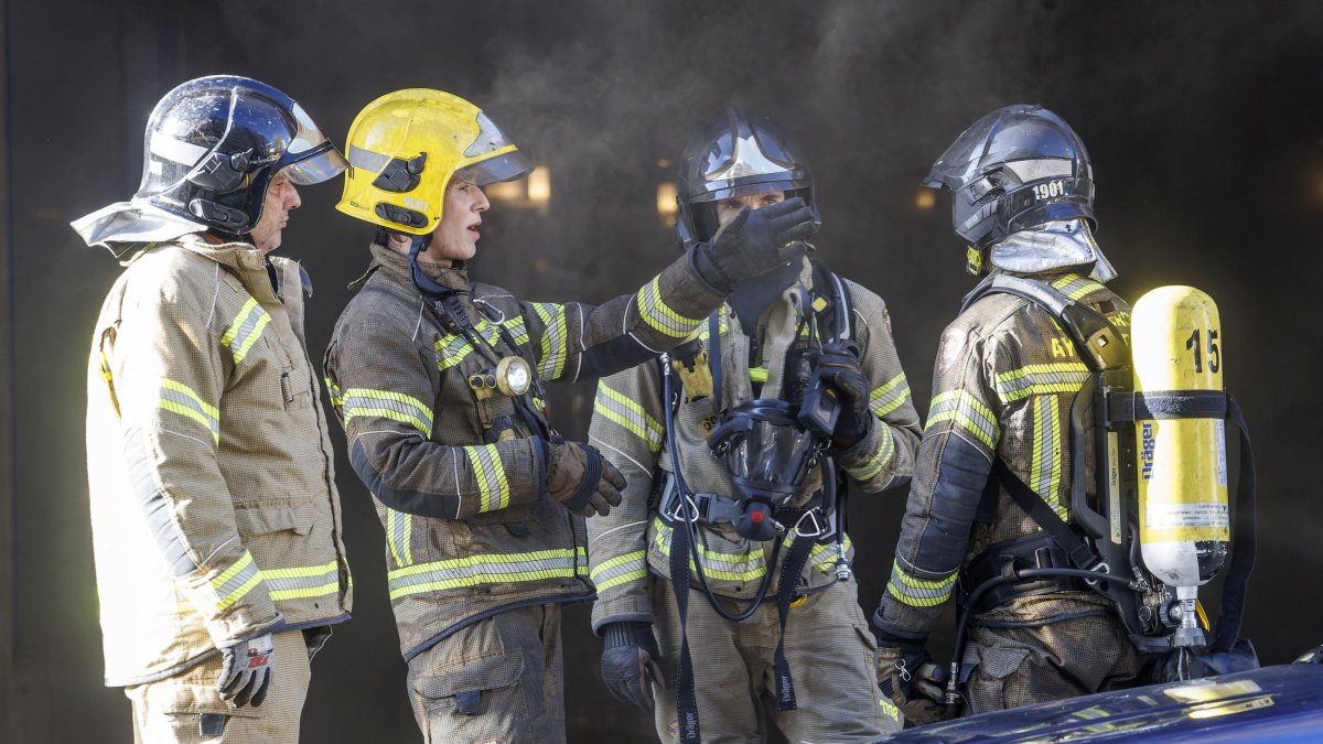 Los bomberos, durante una intervención en un gimnasio de Burgos.