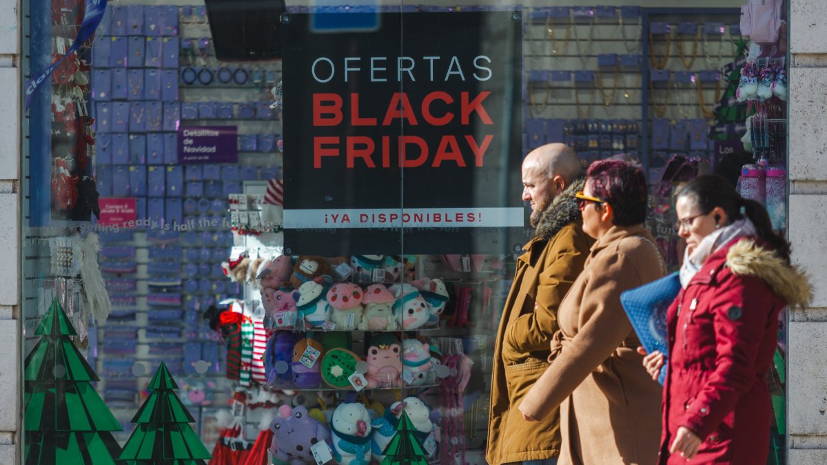 Los carteles con anuncios de Black Friday inundan las redes y las webs pero llega a los escaparates