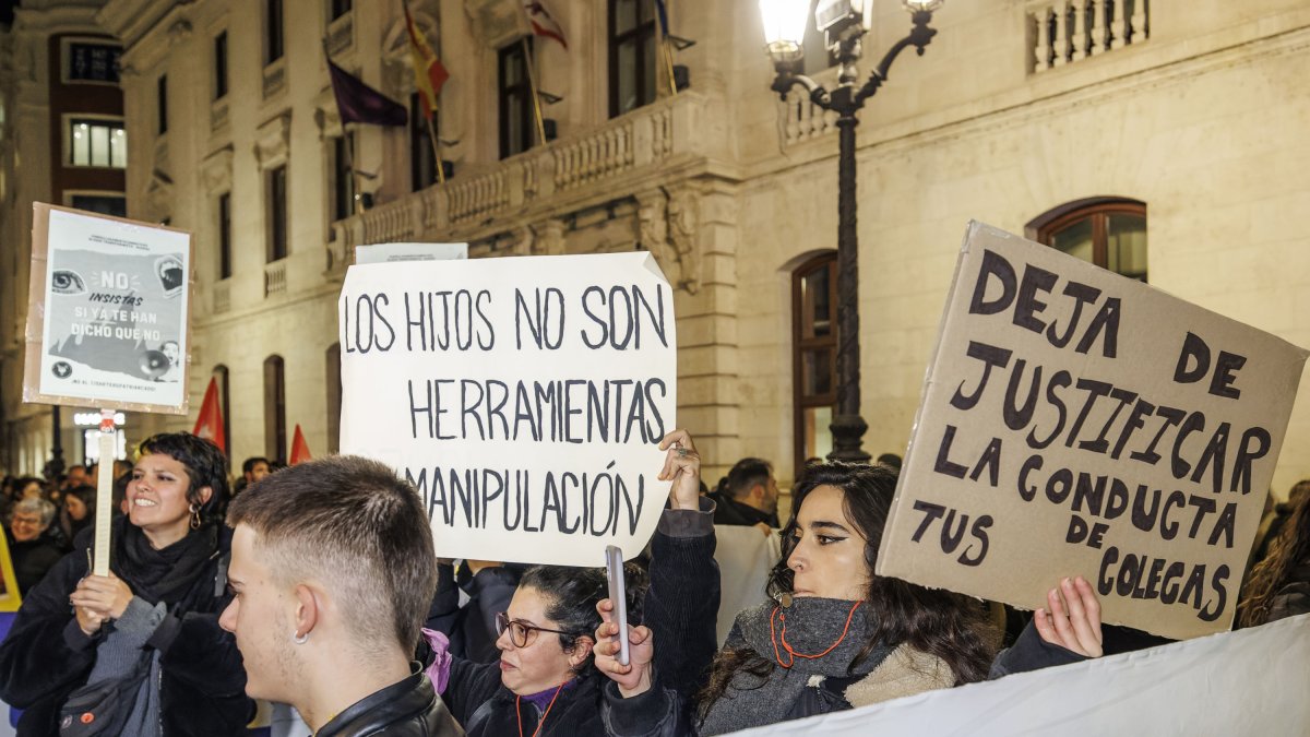 Manifestantes en la plaza de Mío Cid con motivo del 25N.