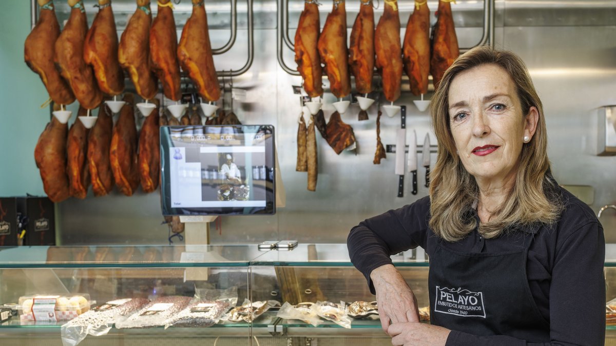 Mariví Barbero, en el mostrador de la tienda de la capital burgalesa.