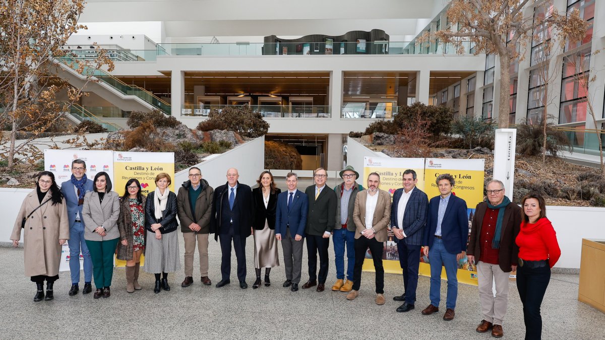 Foto de familia de los participantes en la Jornada sobre Turismo MICE en Castilla y León celebrada en Burgos.