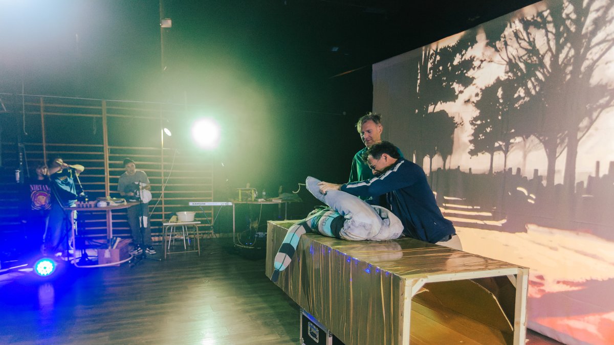 Javier Ariza y Trygve Wakenshaw ensayan una de sus escenas mientras los alumnos del Diego Marín Aguilera generan la mejor atmósfera posible.