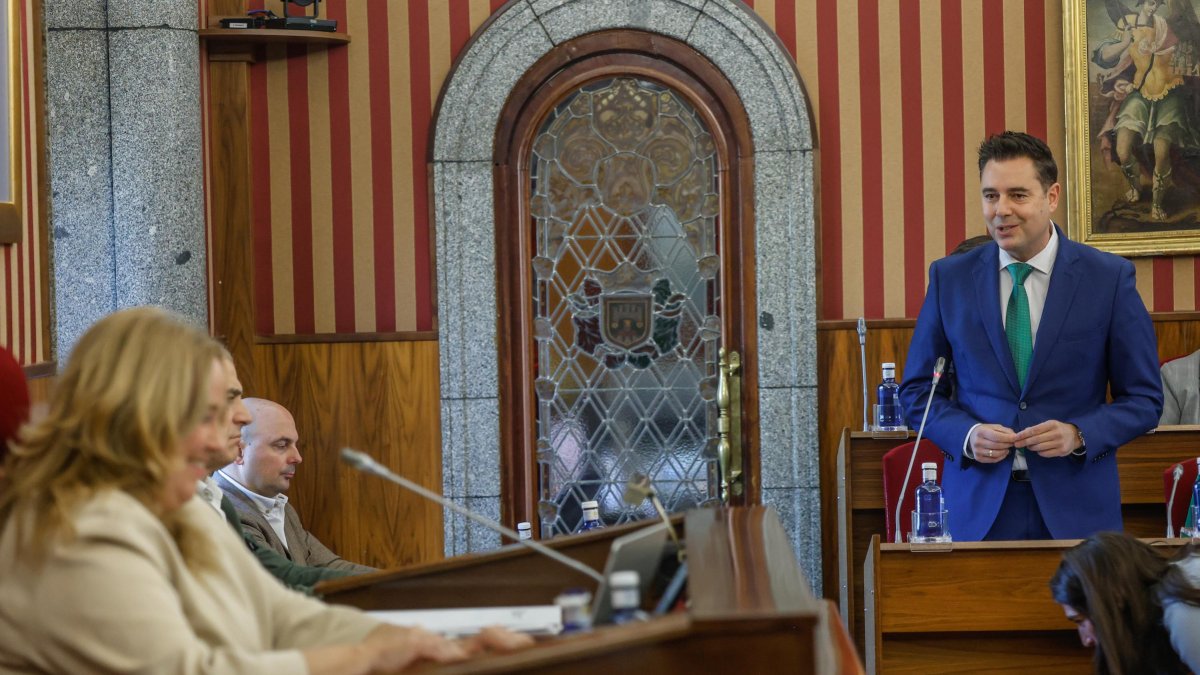 El portavoz socialista, Daniel de la Rosa, se dirige a la alcaldesa, Cristina Ayala, durante el Pleno en el que se ha debatido y votado la cuestión de confianza presentada por la regidora.