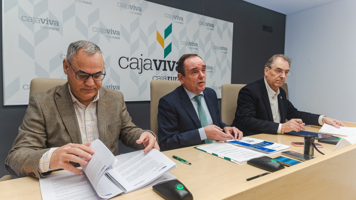 Íñigo Llarena, Ramón Sobremonte y Miguel Ángel Benavente en la presentación del estudio.