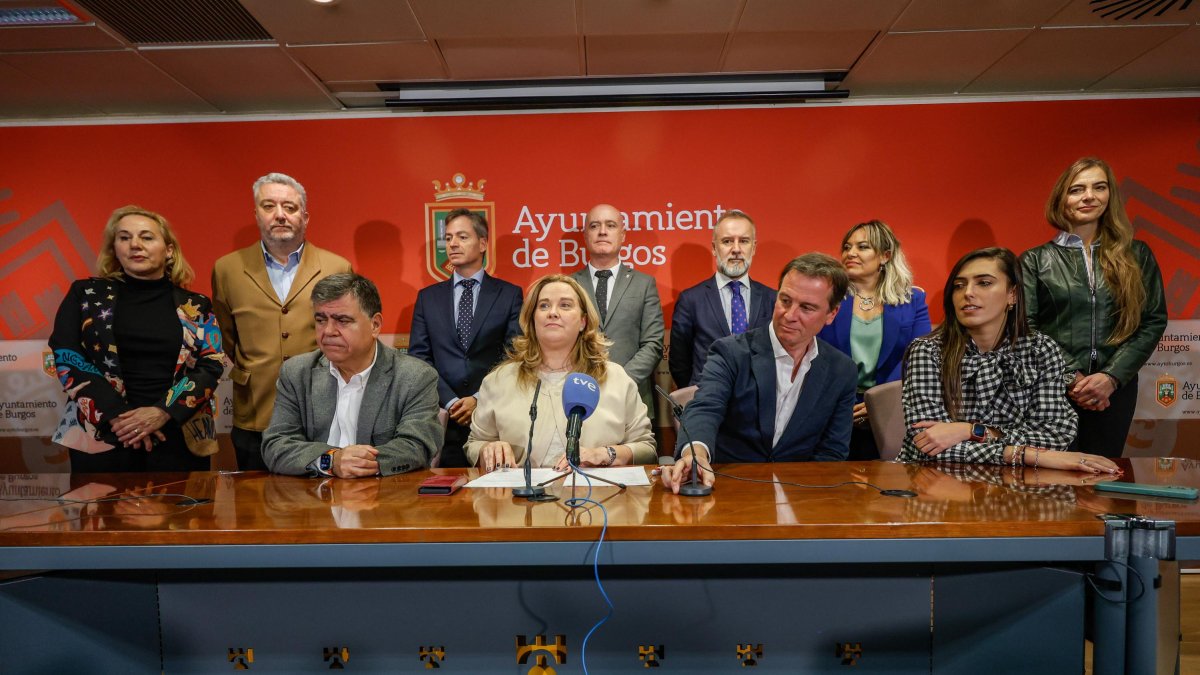Cristina Ayala, rodeada de sus diez concejales, ha anunciado la reorganización de su equipo de Gobierno, ahora en minoría.