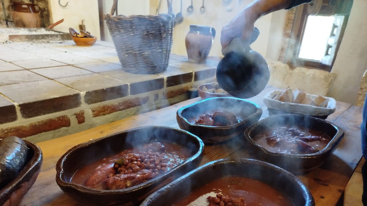 Los participantes pueden elaborar una olla poderida en una cocina del siglo XVI