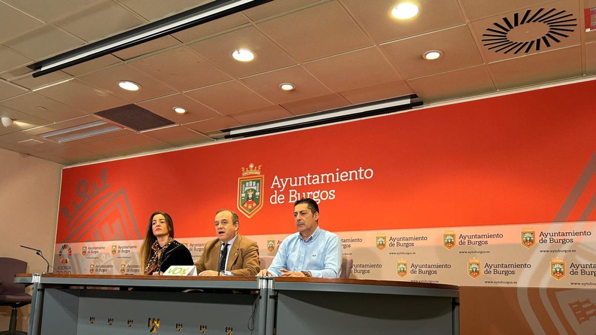 Marta Alegría, Fernando Martínez-Acitores y Raúl Martínez, tres de los cuatro concejales de Vox en el Ayuntamiento de Burgos.