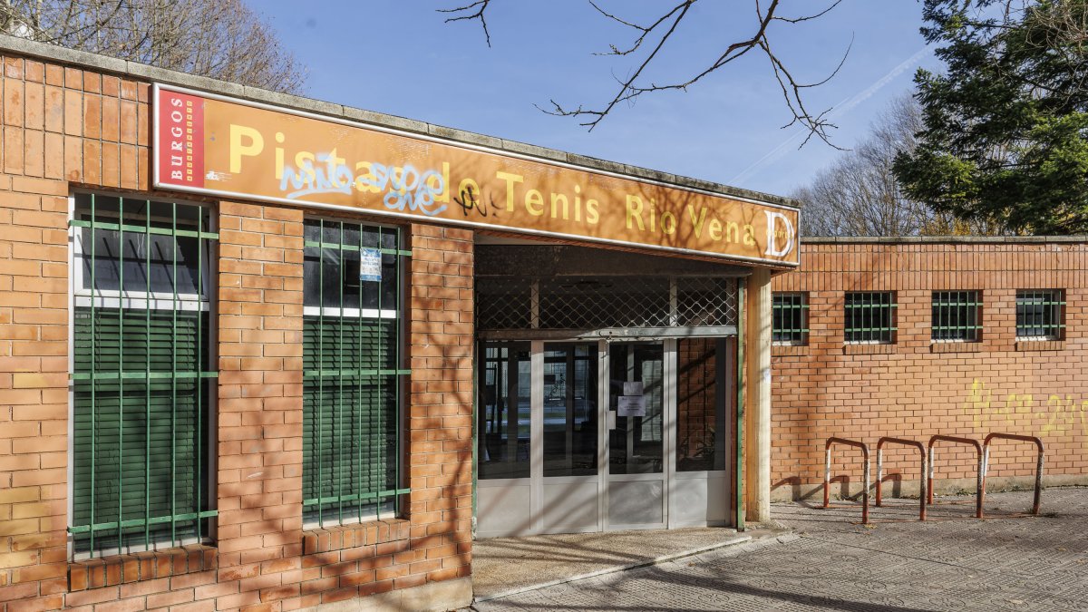 Acceso a las pistas de tenis de Río Vena, donde tiene su sede la Escuela Municipal de Tenis, donde se pueden ver las pintadas vandálicas.