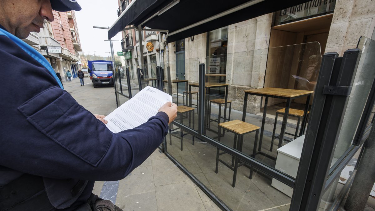 Agentes de Policía Local inspeccionan una terraza de hostelería de la calle San Cosme, en Burgos.