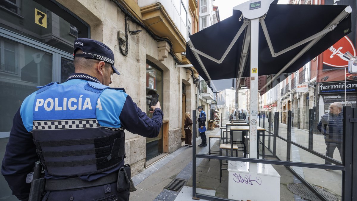Un policía local inspeccionando una terraza del casco histórico de Burgos, en una imagen de archivo. 