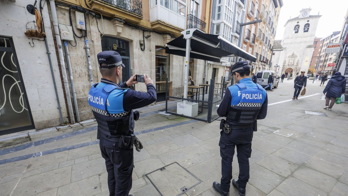 Agentes de Policía Local inspeccionan una terraza de hostelería de la calle San Cosme, en Burgos.