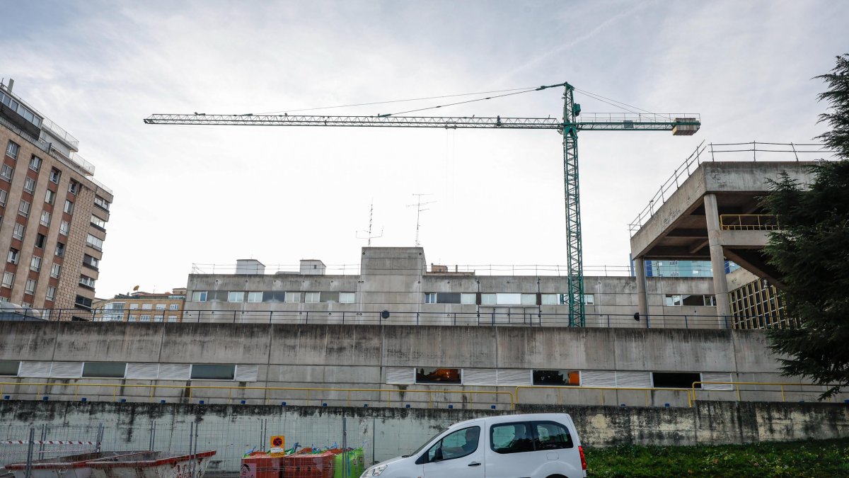 Obras en el edificio sede de la Policía Local y Bomberos de Burgos, desde la parte trasera, en la calle Hermano Fortunato García.
