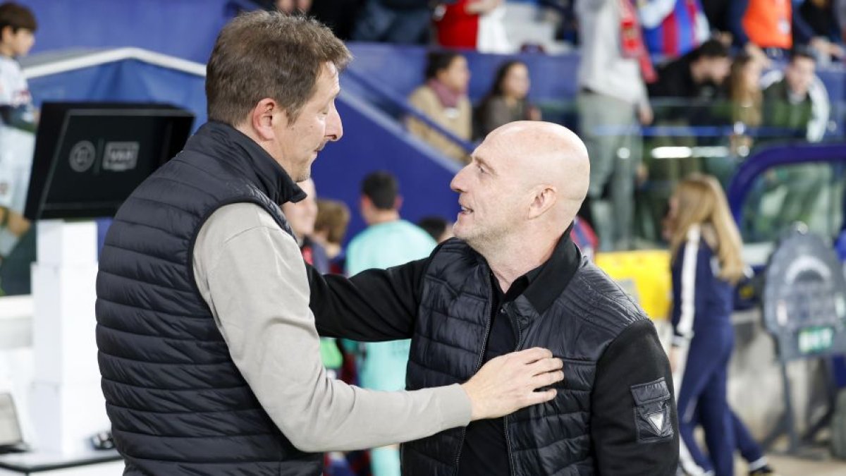 Ramis y Calero se saludan antes del comienzo del partido.