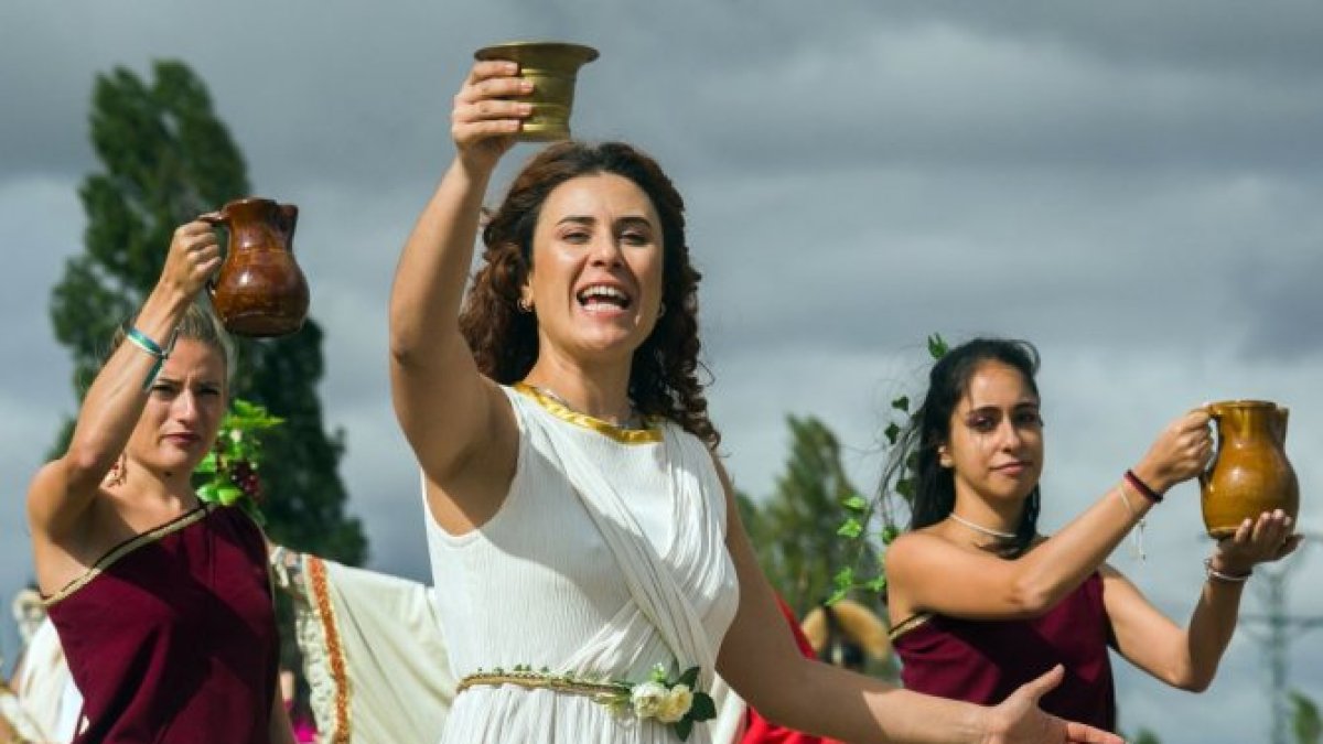 Los vecinos de Baños de Valdearados celebran a Baco.