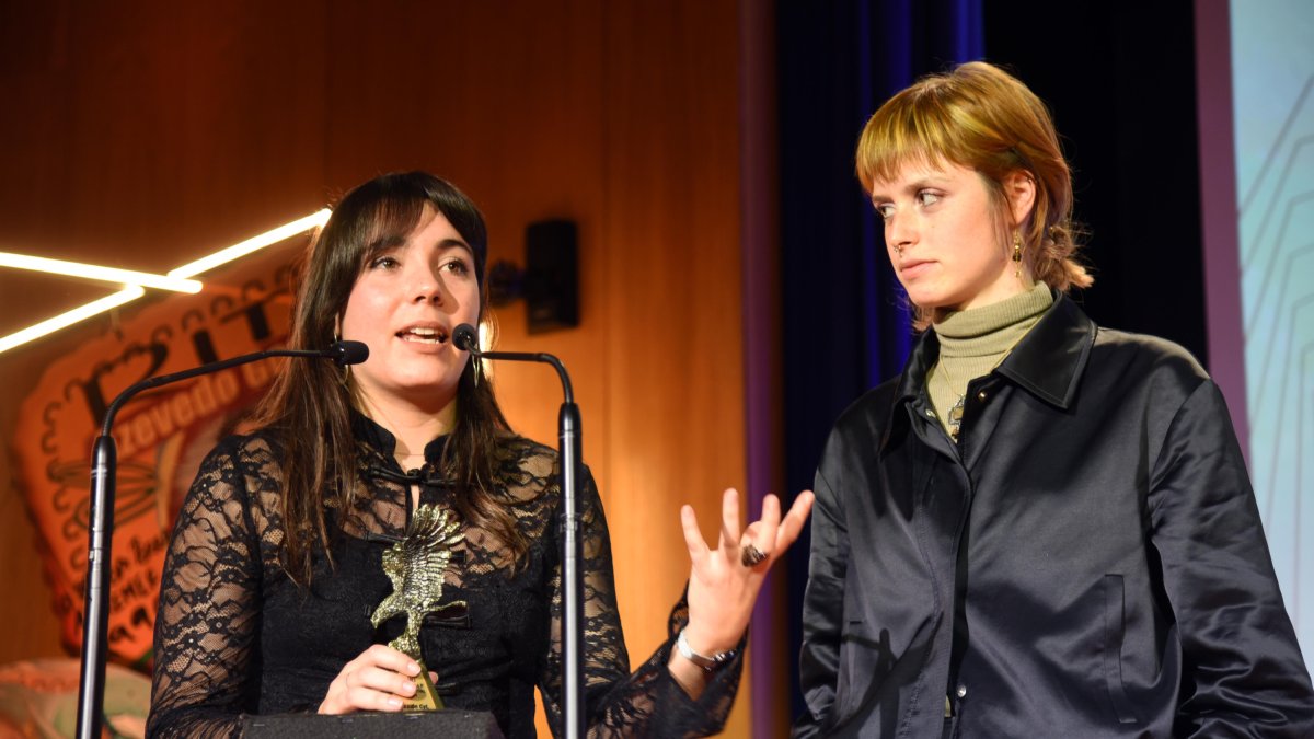 La directora de la película ‘Arenillas’, Marta Martín, recogió el premio en nombre de Silvia Esser.