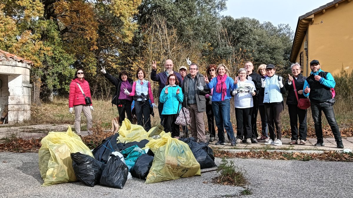 Los voluntarios posan con las bolsas de 'basuraleza' recogidas este domingo.