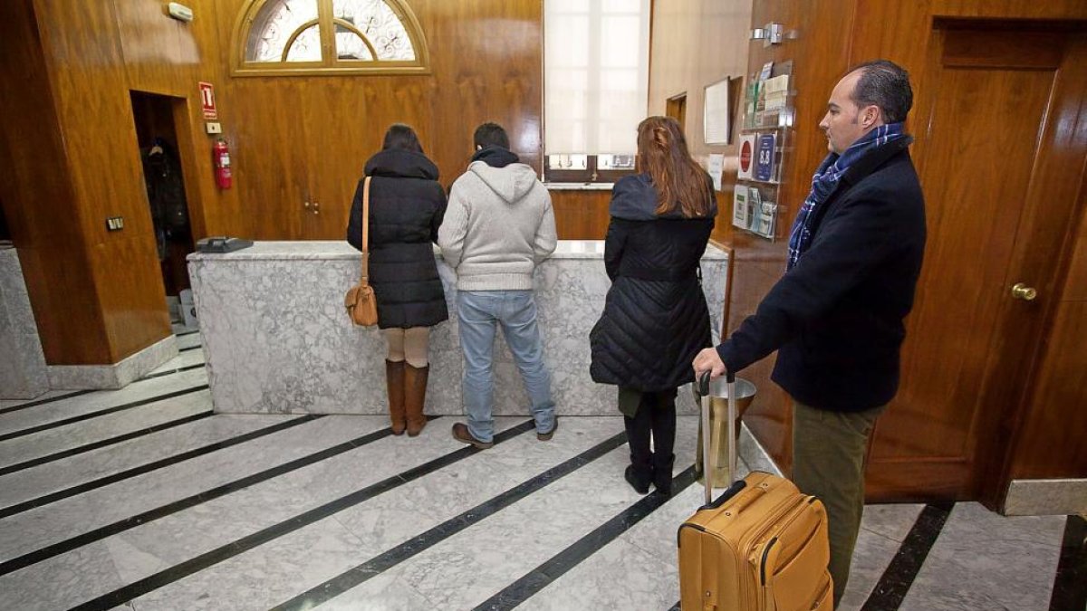 El registro de viajeros amplía datos a pedir a los viajeros desde bancarios, domicilio y parentesco con menores para el Ministerio del Interior.