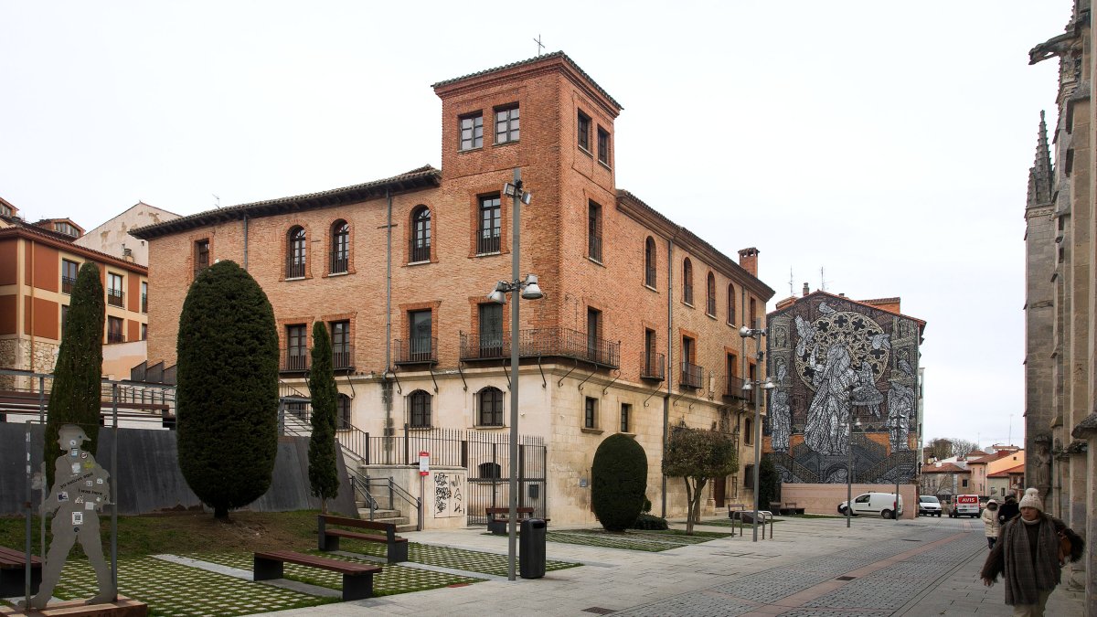 El Palacio de Castilfalé es la sede del archivo histórico municipal y está ubicado en la calle Fernán González de Burgos.