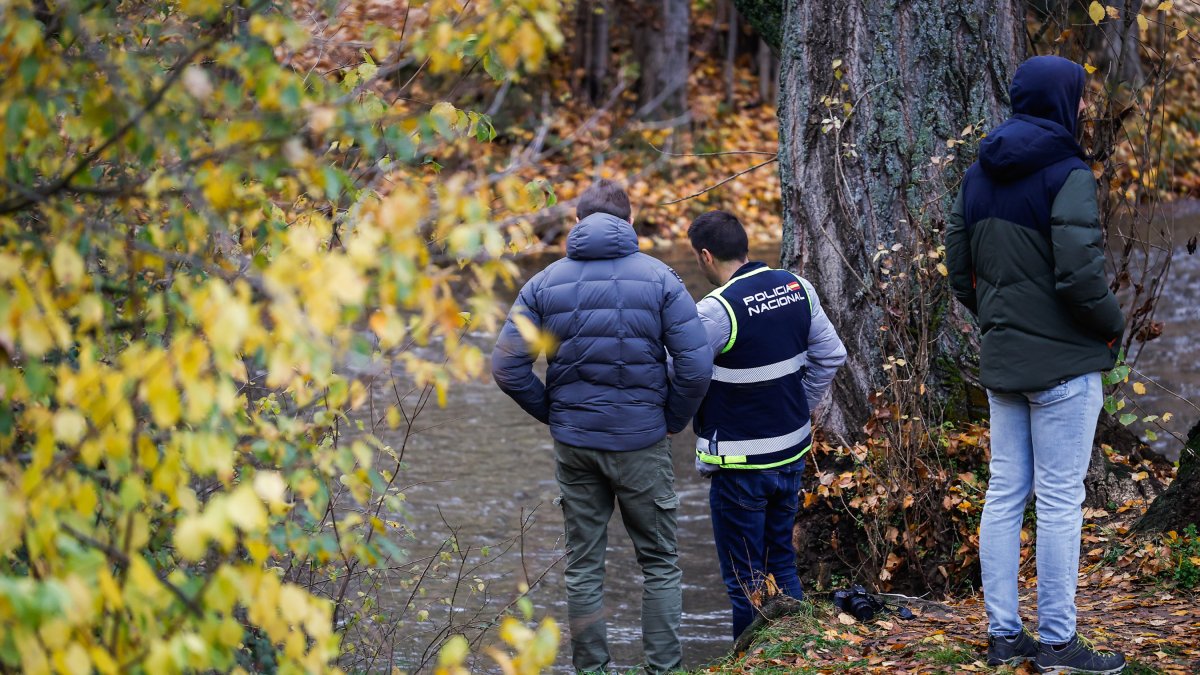 La Policía Científica, en el río Arlanzón, en busca de pruebas para esclarecer el hallazgo de un bebé muerto.