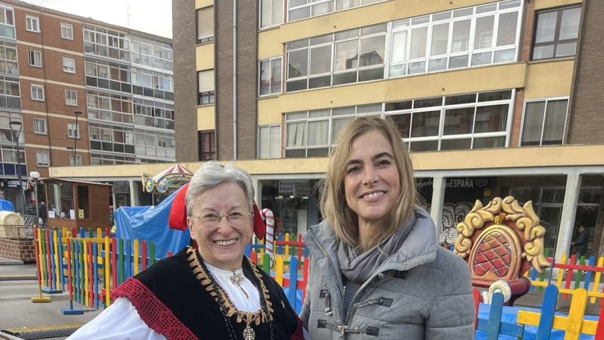 La Folclorista Maria Ángeles Saiz Junto A La Concejala De Festejos, Carolina Álvarez.
