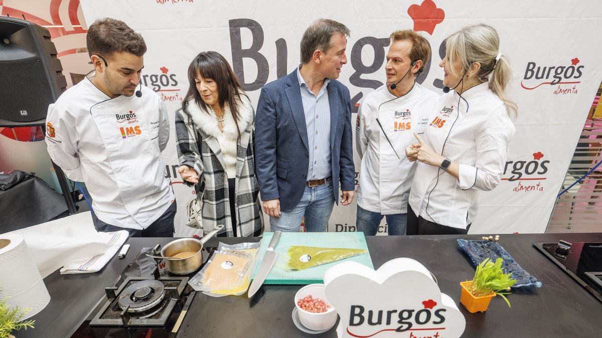 El presidente de la Diputación, Borja Suárez, y la portavoz, Inmaculada Sierra, charlan con los cocineros Ricardo Temiño, Raúl Sedano e Isabel Álvarez.