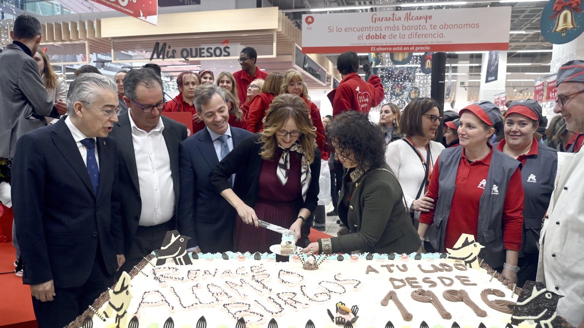 La directora de Alcampo Burgos, Carmen Odilón, parte una tarta que celebra la presencia de la firma en la ciudad desde 1996.