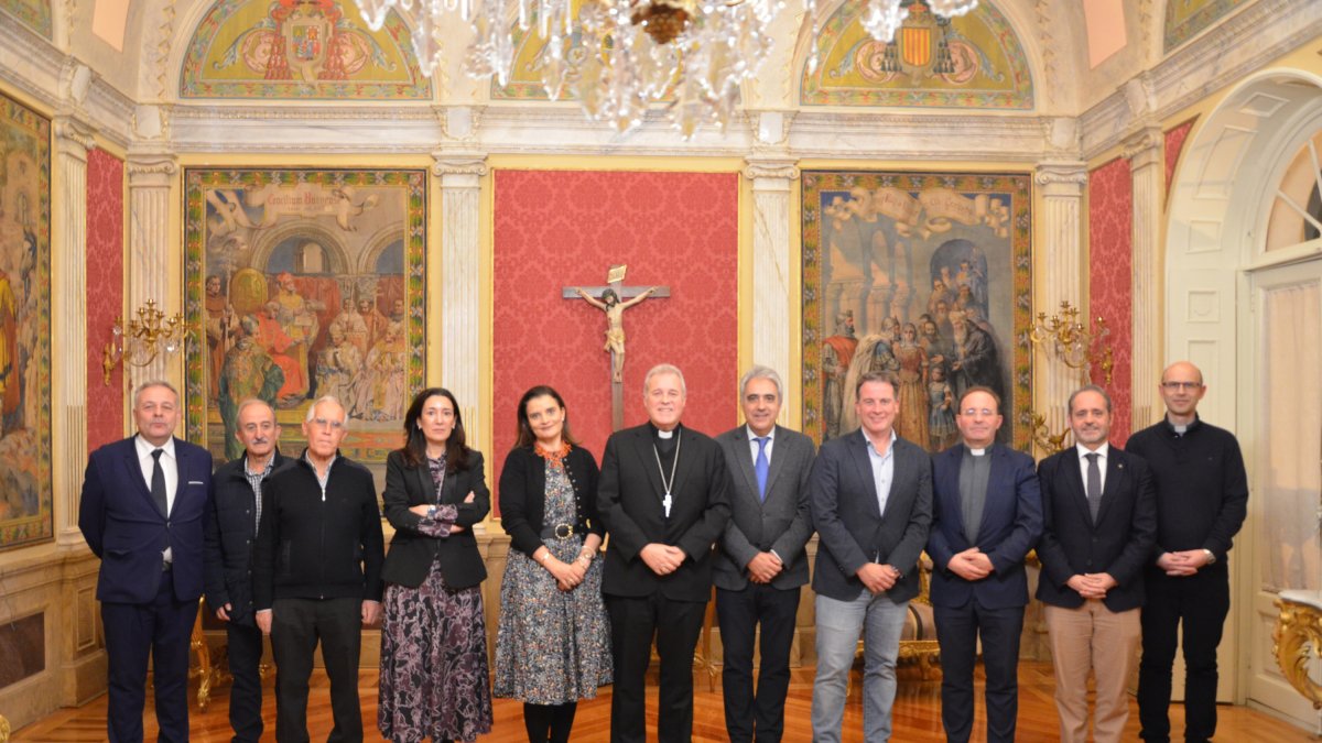Foto de familia de los nuevos patronos, con el arzobispo, Mario Iceta.