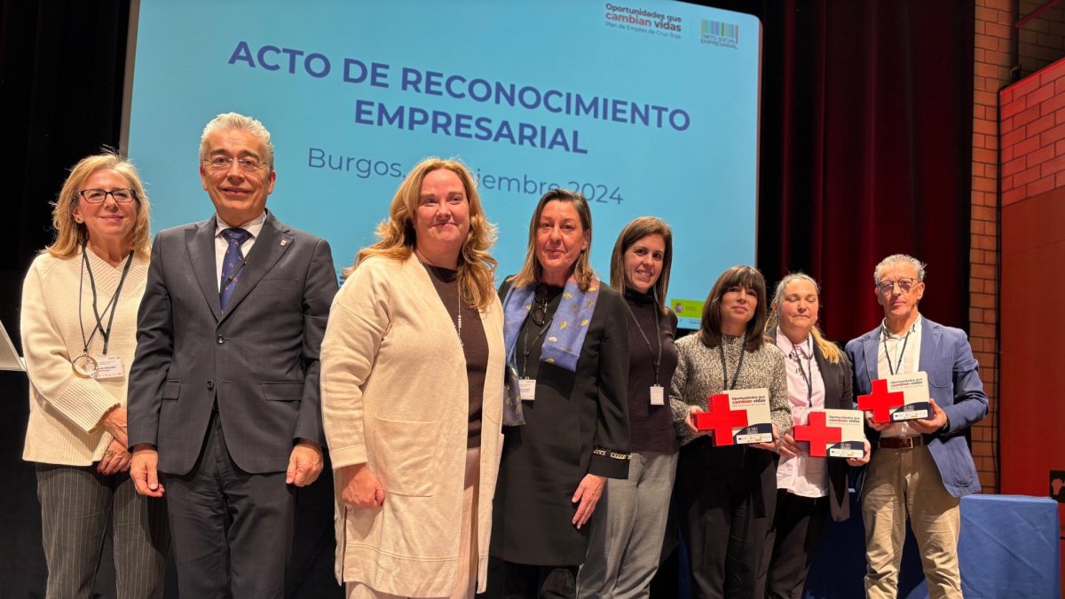 Autoridades en el acto de reconocimiento empresarial organizado por Cruz Roja.