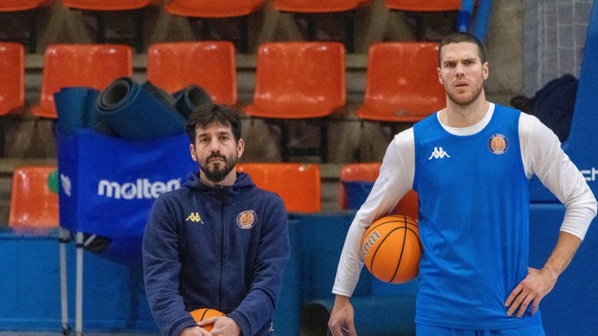Đorde Simeunović, durante uno de los entrenamientos para preparar el partido de Menorca, junto al entrenador asistente Julen Forniés.