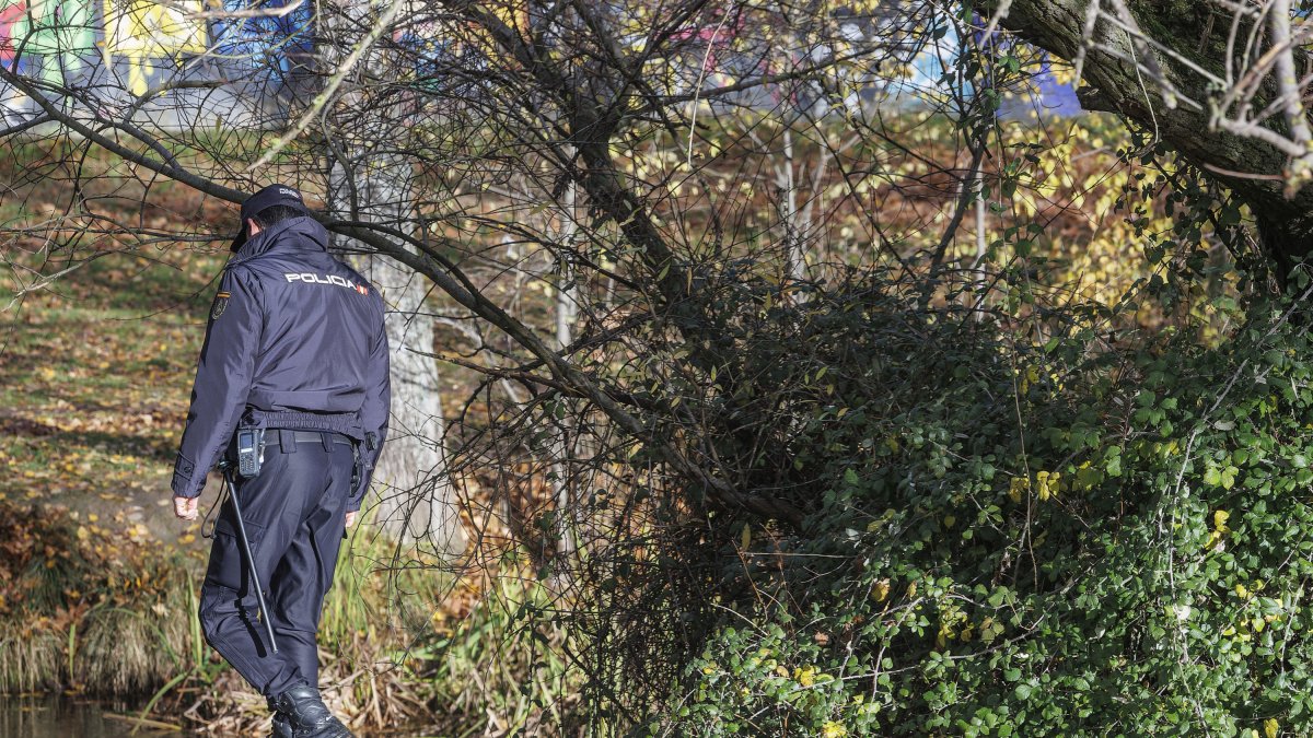 Un policía nacional, en el río Arlanzón, buscando pistas tras el hallazgo del bebé muerto.