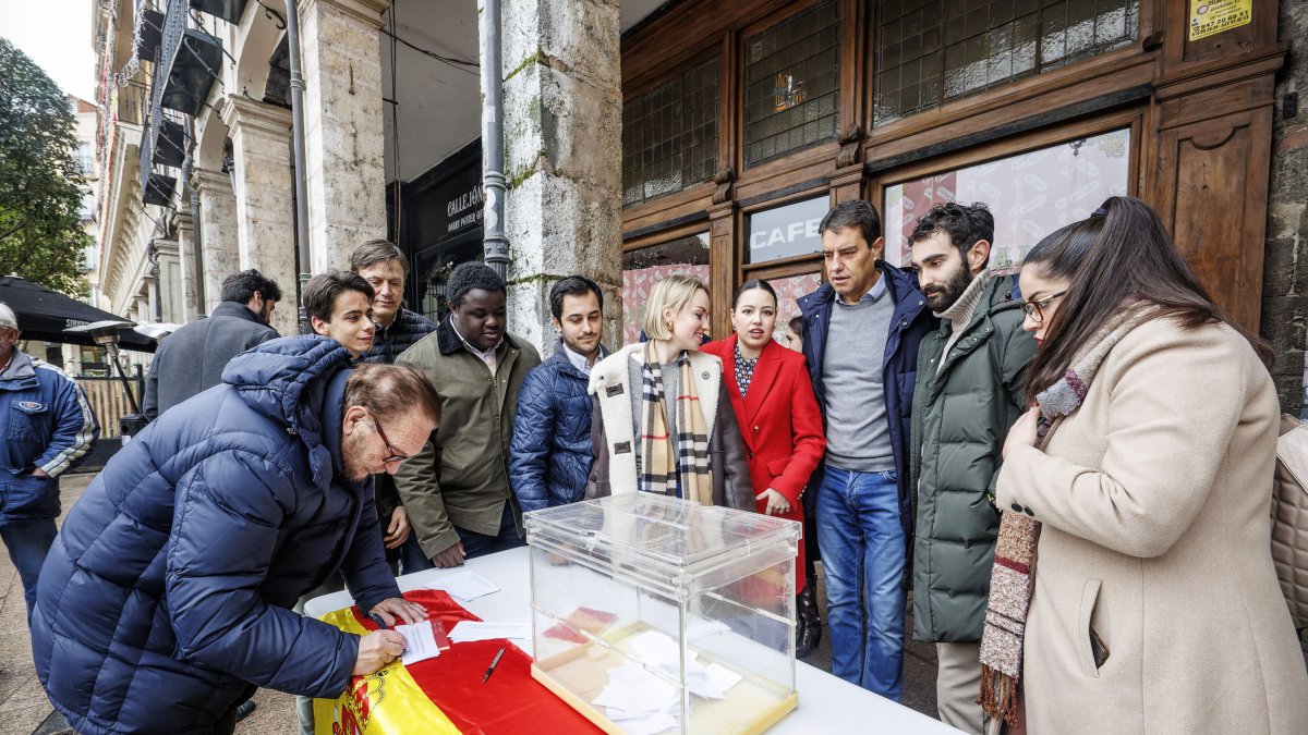 El Partido Popular recogió peticiones ciudadanas para la defensa de la Constitución.